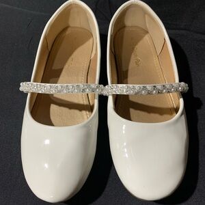 Girls White Pearl Strap Dress Shoes